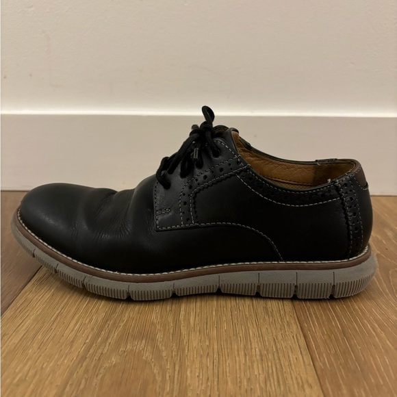 Johnston & Murphy Big Kid Holden Plain Toe | Size: 2M | Colour: Black/Grey Sole - Picture 1 of 6